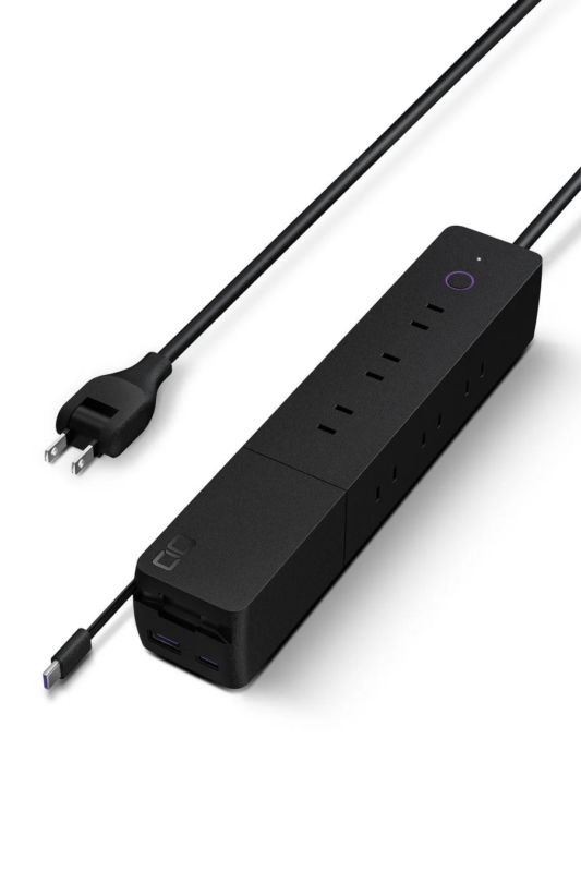 黒い電源タップが白い背景に置かれています。複数のACコンセントとUSBポート（Type-AとType-C）を備え、電子機器の充電や給電に便利なデザインです。