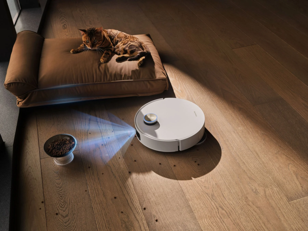 猫とロボット掃除機、ゴミを検知