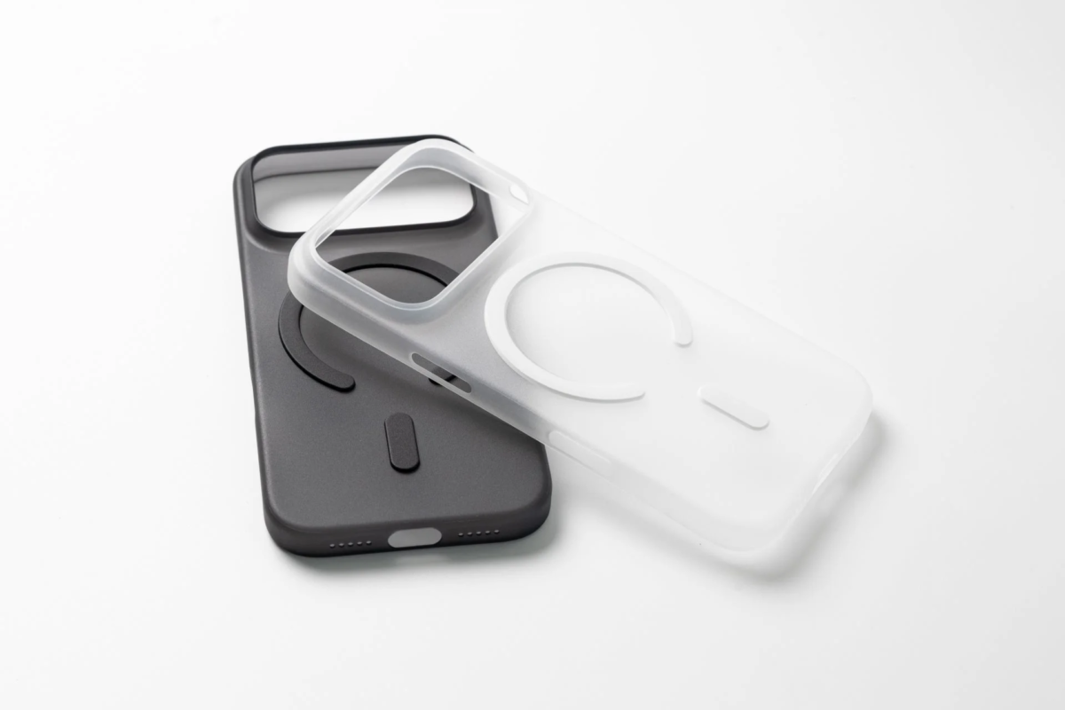 暗い色のケースと半透明のケースが並べられた、MagSafe対応のスマートフォンケースの製品写真