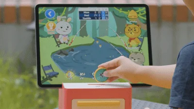 子供が釣りゲームと連動する知育玩具で遊ぶ様子