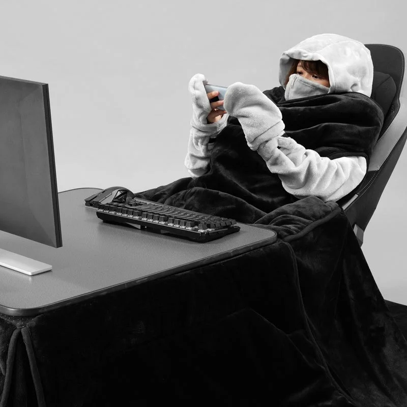 フード付きブランケットを着用した人物