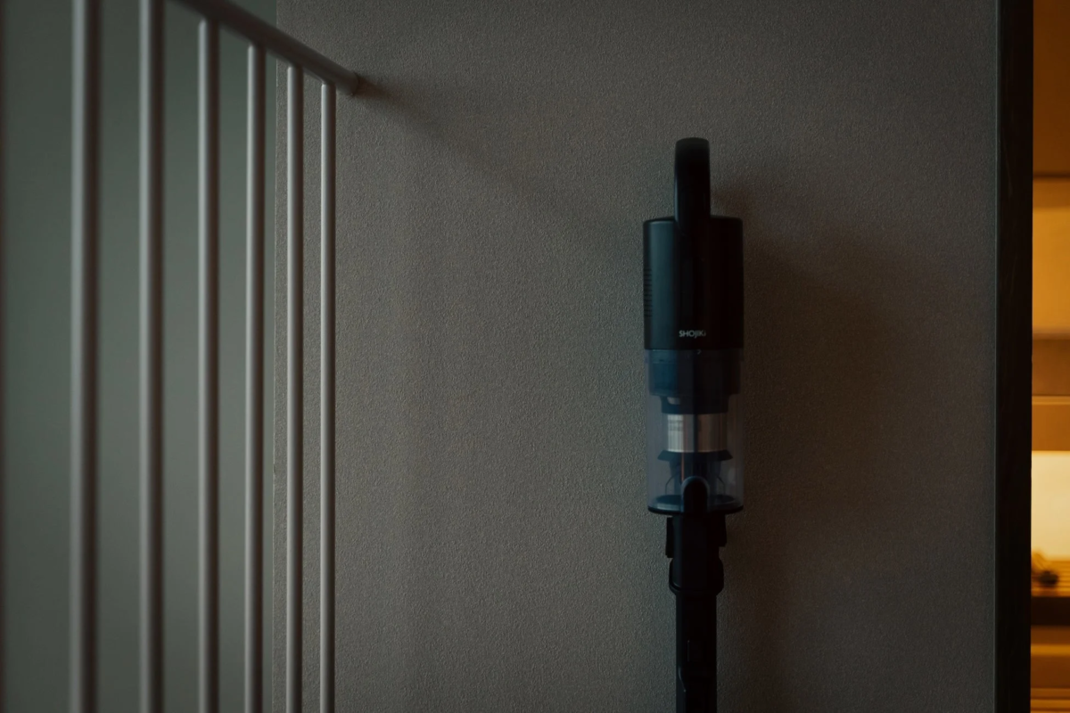 壁に立てかけられた掃除機