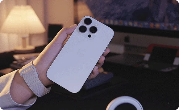 iPhoneと手元のクローズアップ