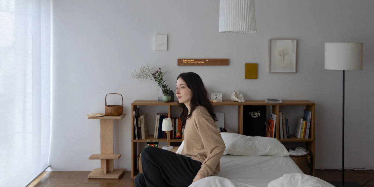 ベッドルームの女性がくつろぐ様子