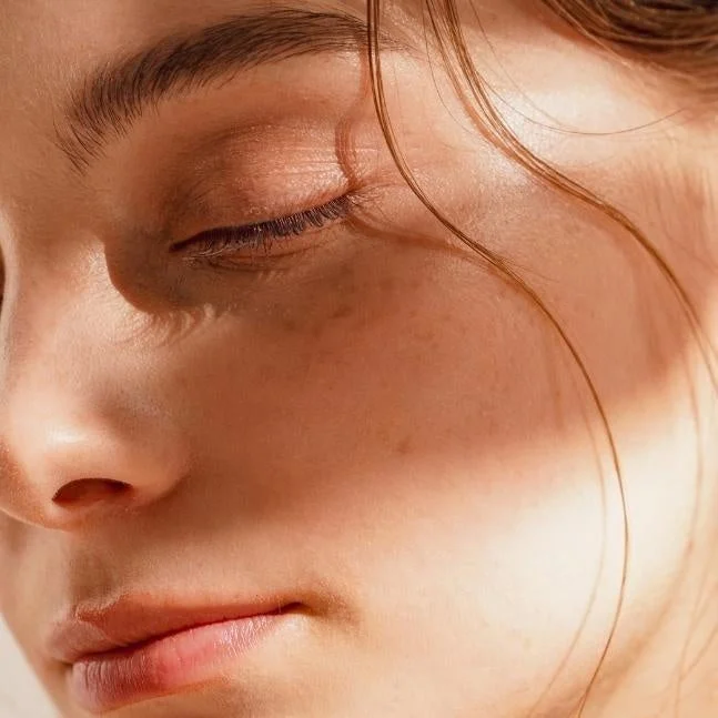 女性の顔のクローズアップ、DermaSense™ スキンモードのイメージ