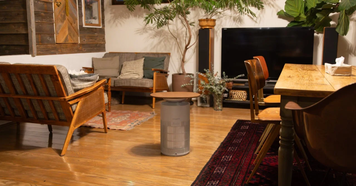 リビングルームに置かれた空気清浄機テーブル