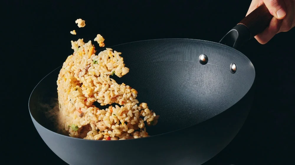 中華鍋で炒飯を調理している様子