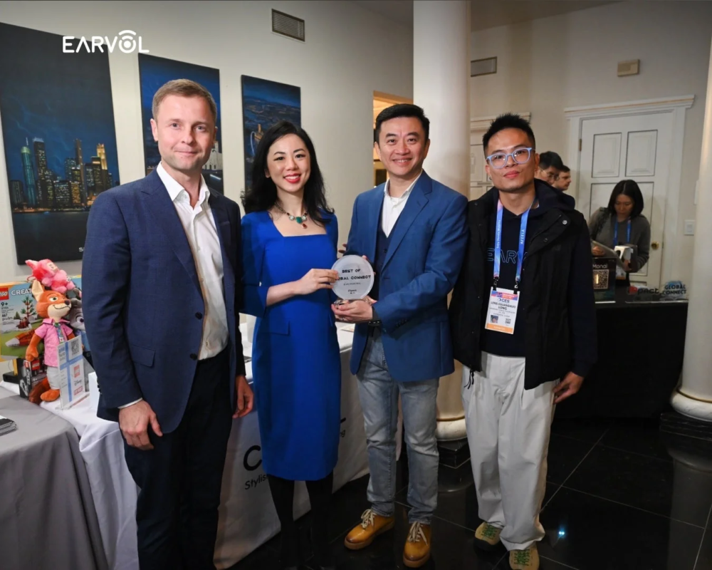 「BEST OF GLOBAL CONNECT」のトロフィーを持つCearvol関係者