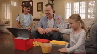 リビングルームで家族がゲームを楽しむ様子