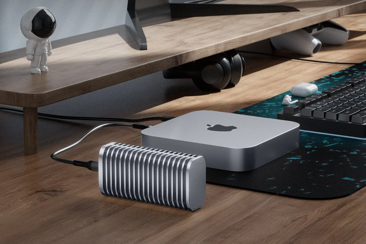 Mac miniとD1 SSD Proのあるデスク