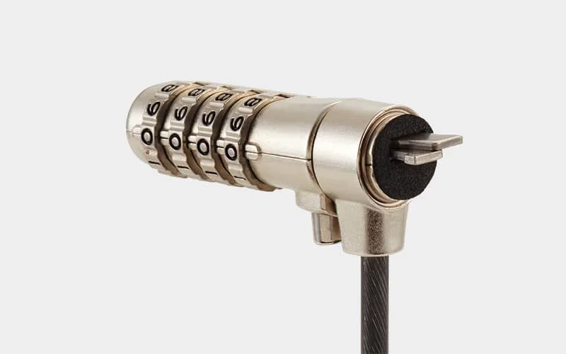 ノートパソコンなどのデバイスを盗難から守るための、ダイヤル式コンビネーションロック付きセキュリティケーブル