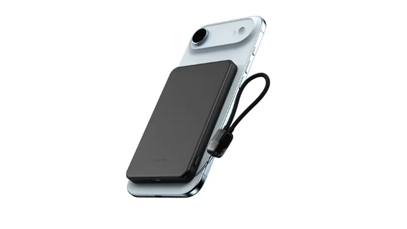 白い背景に、水色のスマートフォンと、その背面に装着された黒いモバイルバッテリーが斜めから写っています。