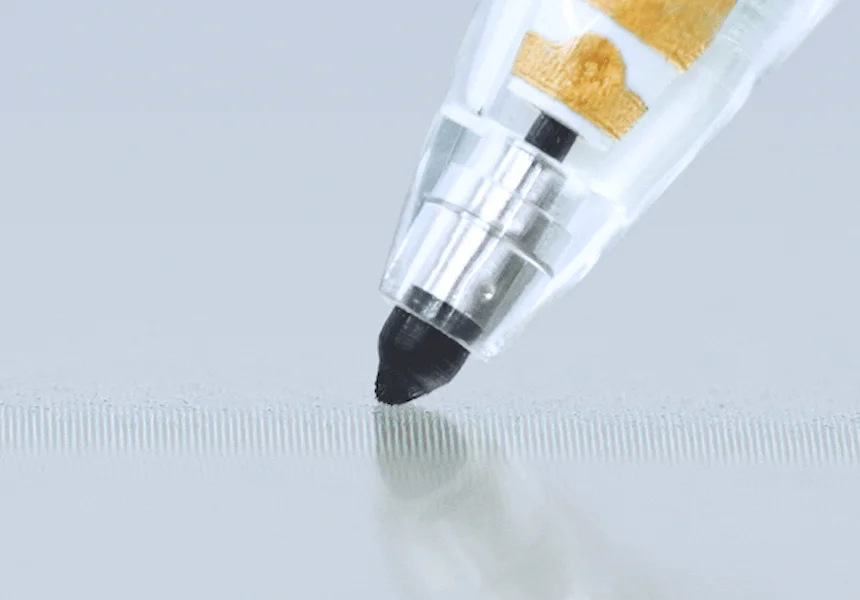 ペン先が紙のような表面に触れる