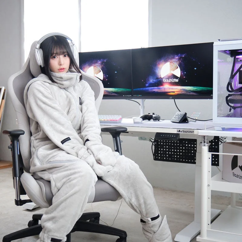 ゲーミングチェアに座る女性