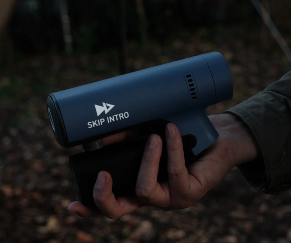 手が青いポータブルデバイスを持っているクローズアップ画像