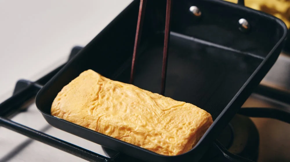 卵焼きを調理している様子