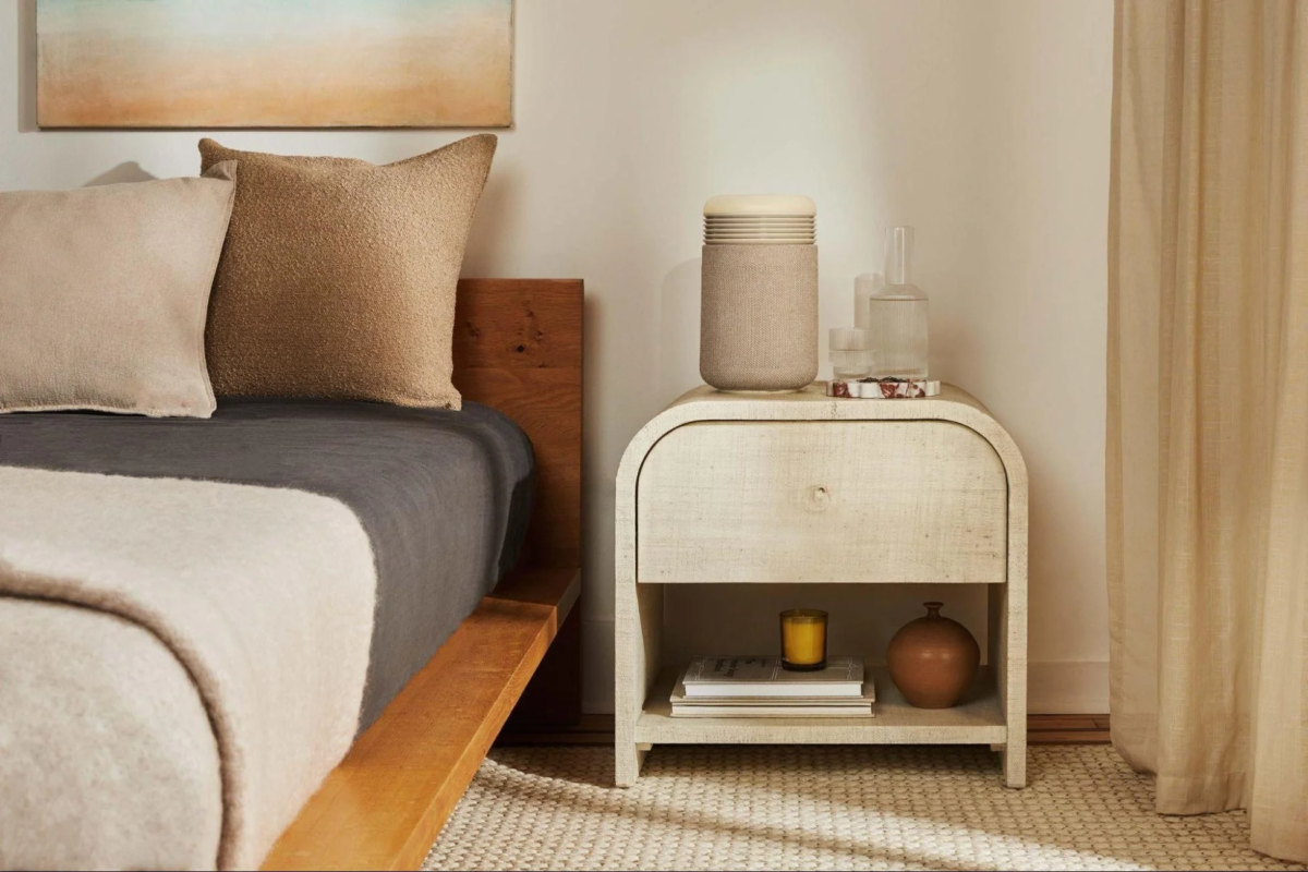 寝室のベッドサイドに置かれたMini Restful™