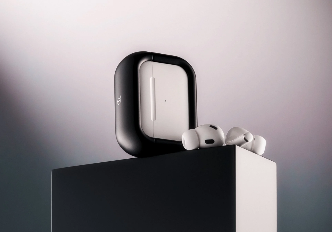 黒いケースに収められたAirPods Pro