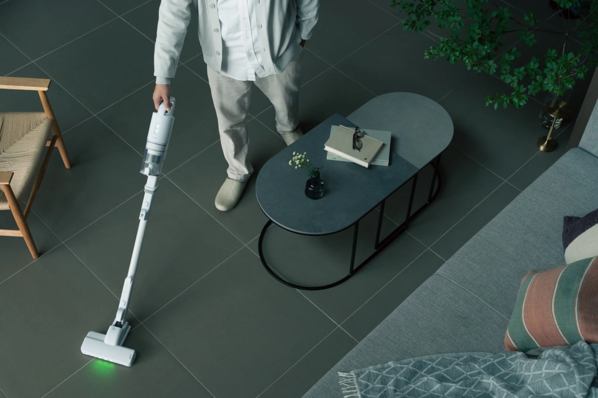 リビングで掃除している様子、上から