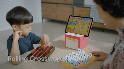 Rolling Crosswordを子供と大人が一緒に楽しむ様子