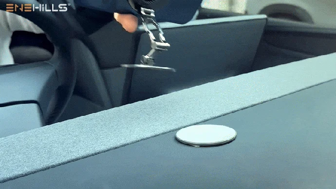 新型メタルプレートの車内取り付けイメージ