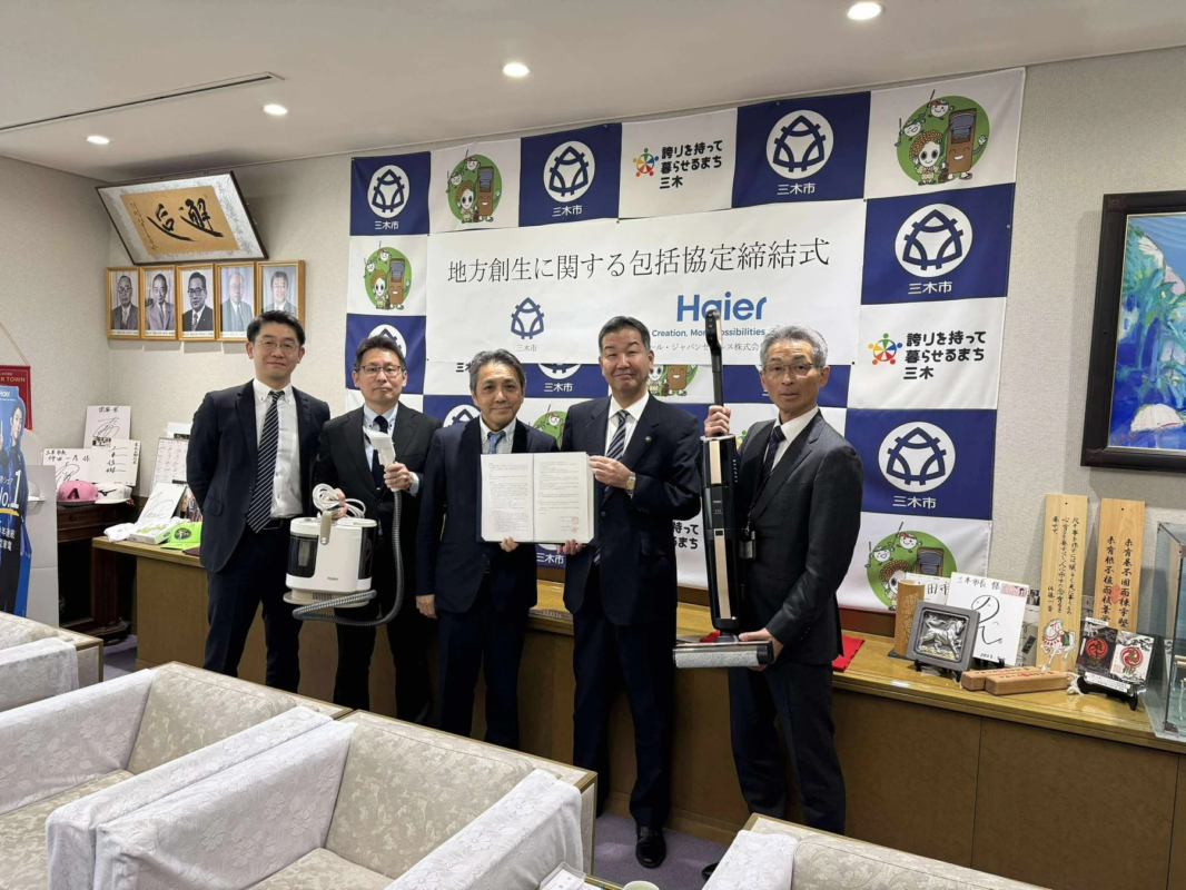 協定締結式の集合写真