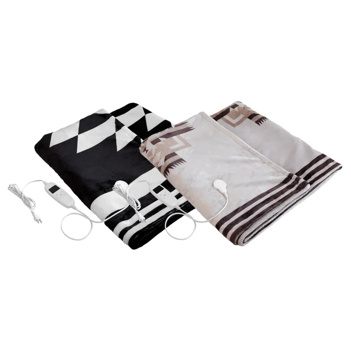 幾何学模様の黒とベージュの電気毛布が2枚並べて置かれています。それぞれに温度調節コントローラーが付いており、寒い季節の暖房器具として利用できます。