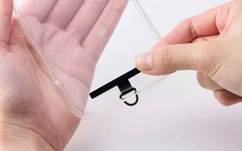 透明なスマホケースにストラップホルダーを装着している様子