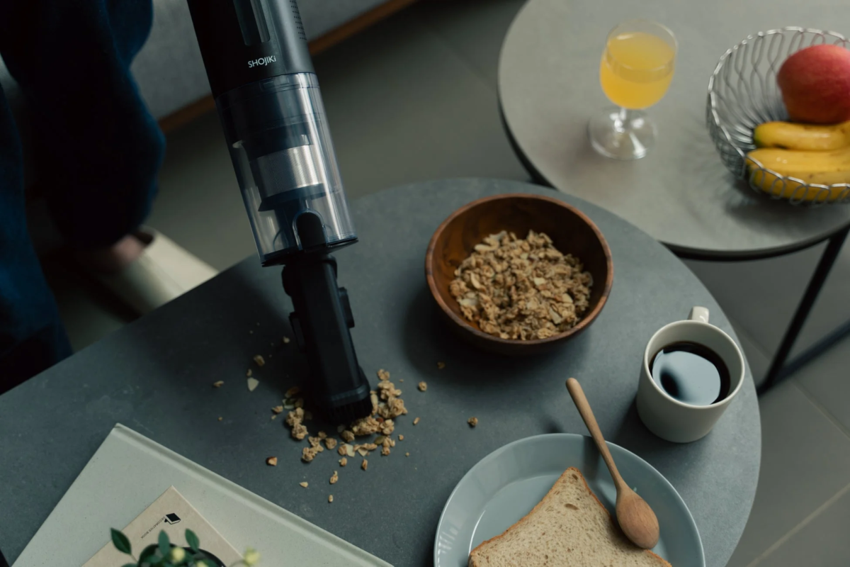 ハンディクリーナーとして使用している様子、食べこぼしを掃除