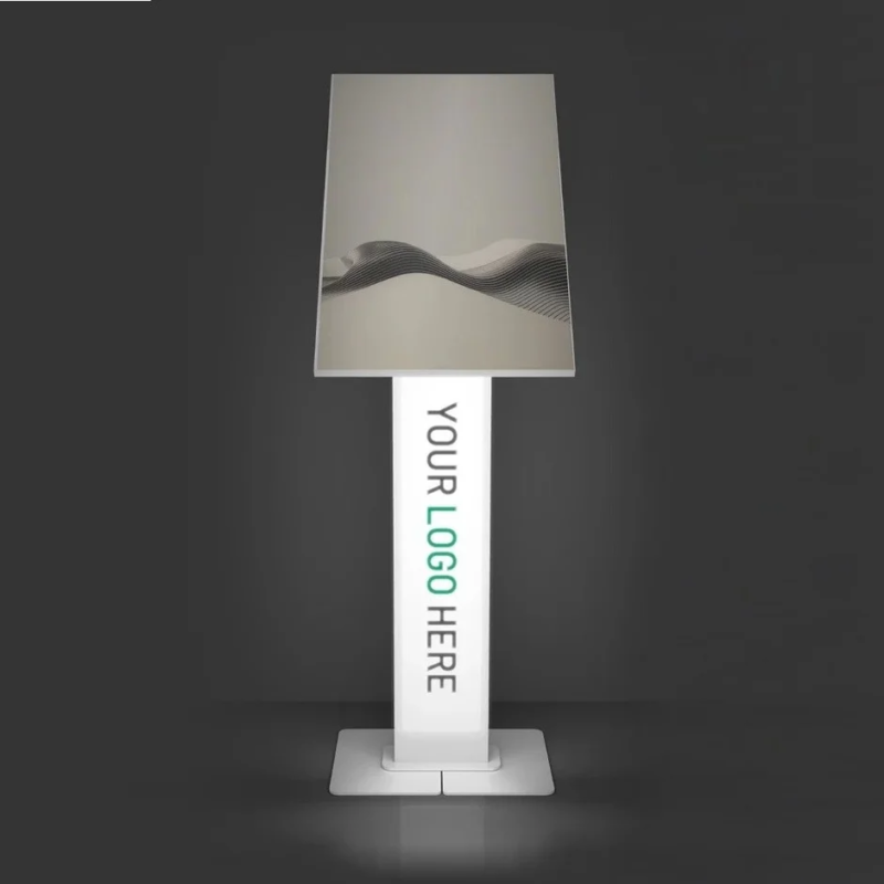 YOUR LOGO HEREと書かれたライトアップされたデジタルサイネージ