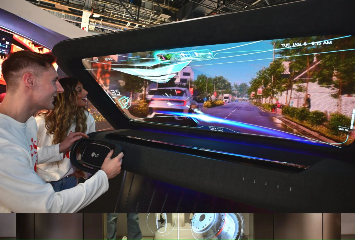 未来的な車のコックピットまたはドライビングシミュレーターで、男性と女性が笑顔で体験中