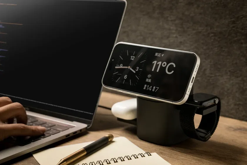 デスク周りの充電器とデバイス