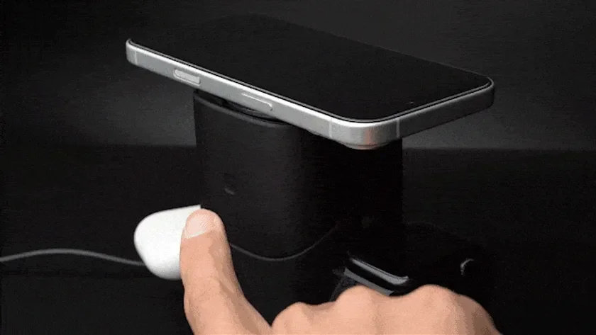 スマートフォンとAirPodsを充電する様子