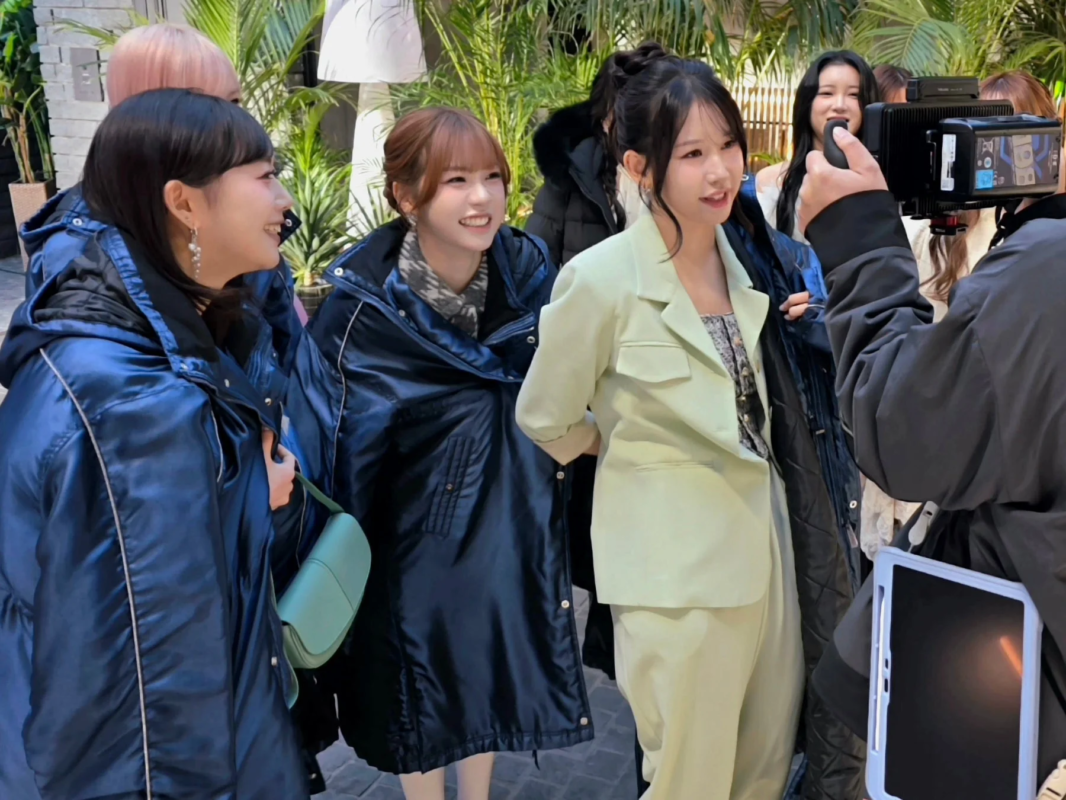 ME:Iメンバーが屋外で撮影に応じる