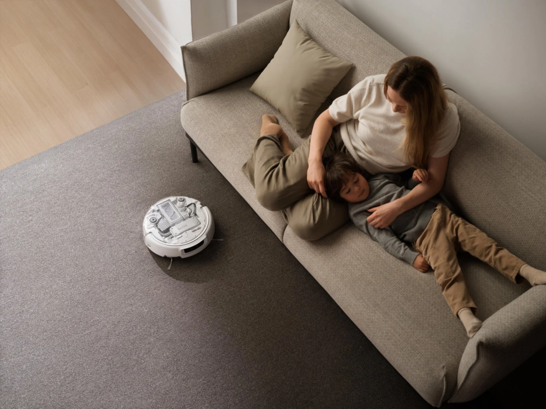 ROMOが掃除するリビングでくつろぐ親子