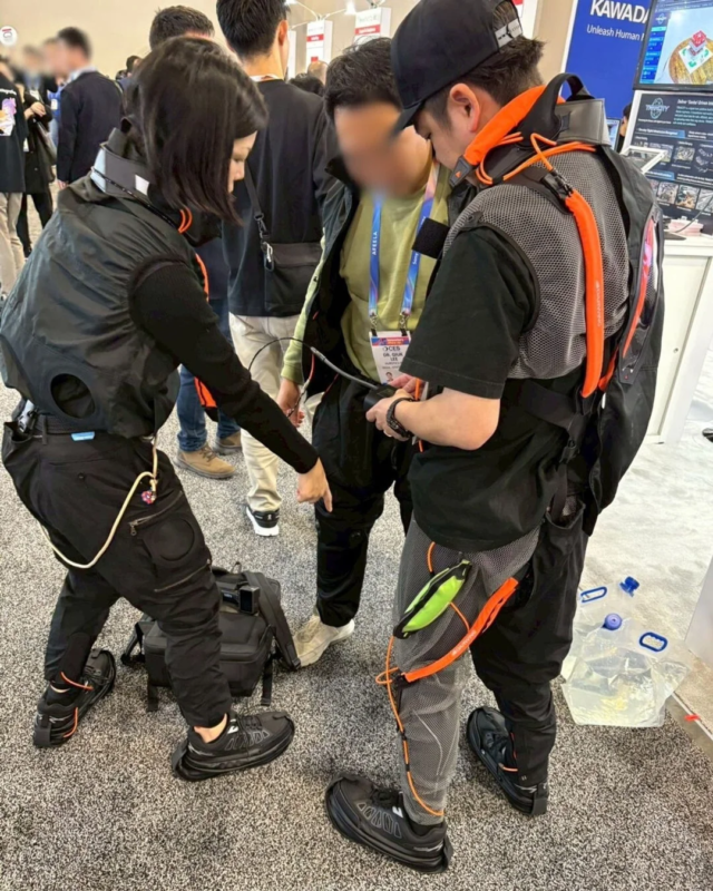 展示会場でウェアラブルデバイスを体験する人々