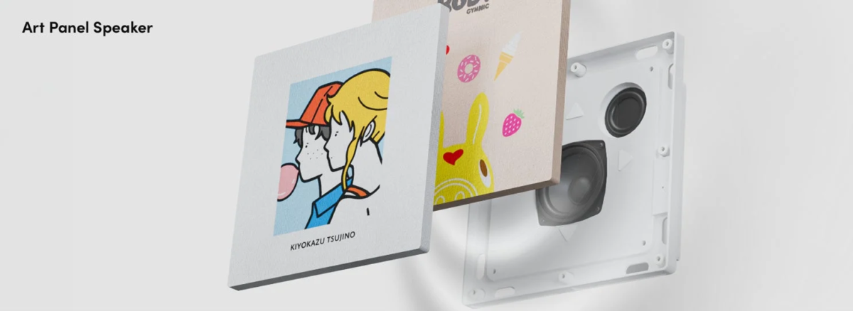 アートパネルを交換できるスピーカーが複数枚のアートパネルと共に展示されています
