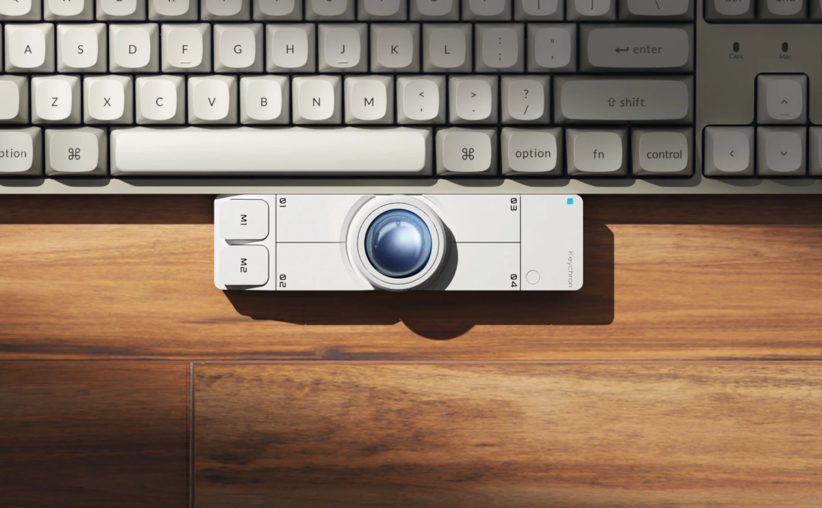 Keychronの白いメカニカルキーボードとダイヤル付きのコントロールパネル