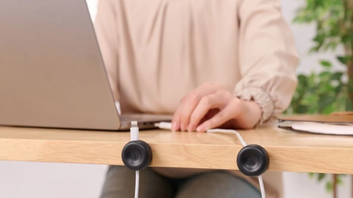 ノートPCとケーブルクリップ