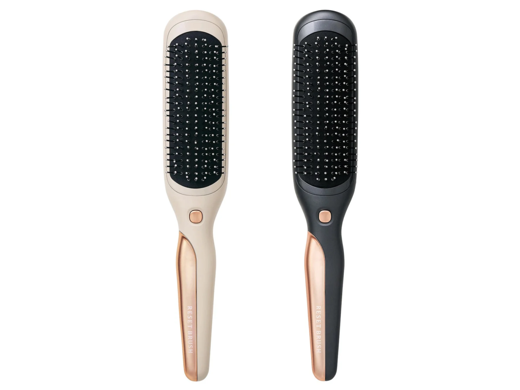 2色の電動ヘアブラシが並べられています。ベージュとブラックの本体に、ローズゴールドのアクセントがあしらわれたデザインで、髪のケアやスタイリングに使用される美容家電です。