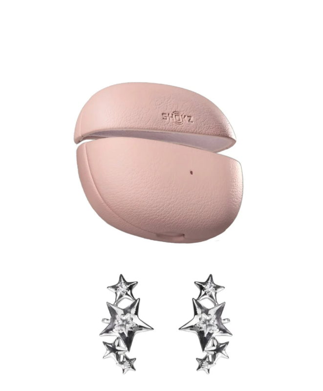 ピンクの質感のあるイヤホンケースと星型のシルバーピアス