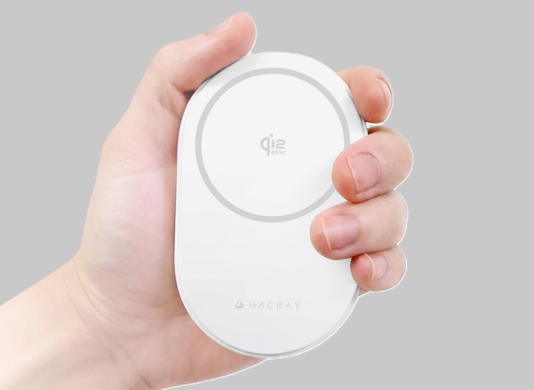 Qi2対応の25Wワイヤレス充電器「HACRAY」を手に持っている様子
