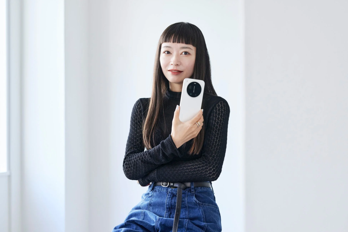 白いスマートフォンを持つ市川渚氏