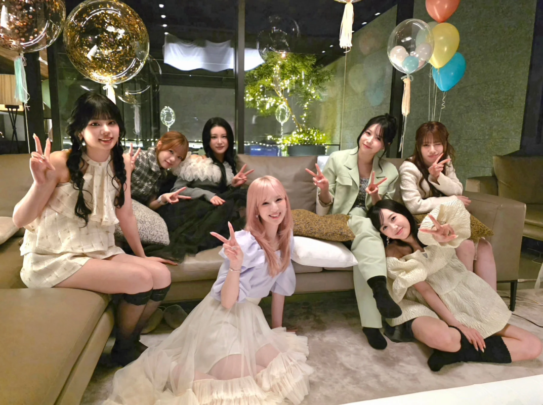 ME:Iメンバーがソファで記念撮影