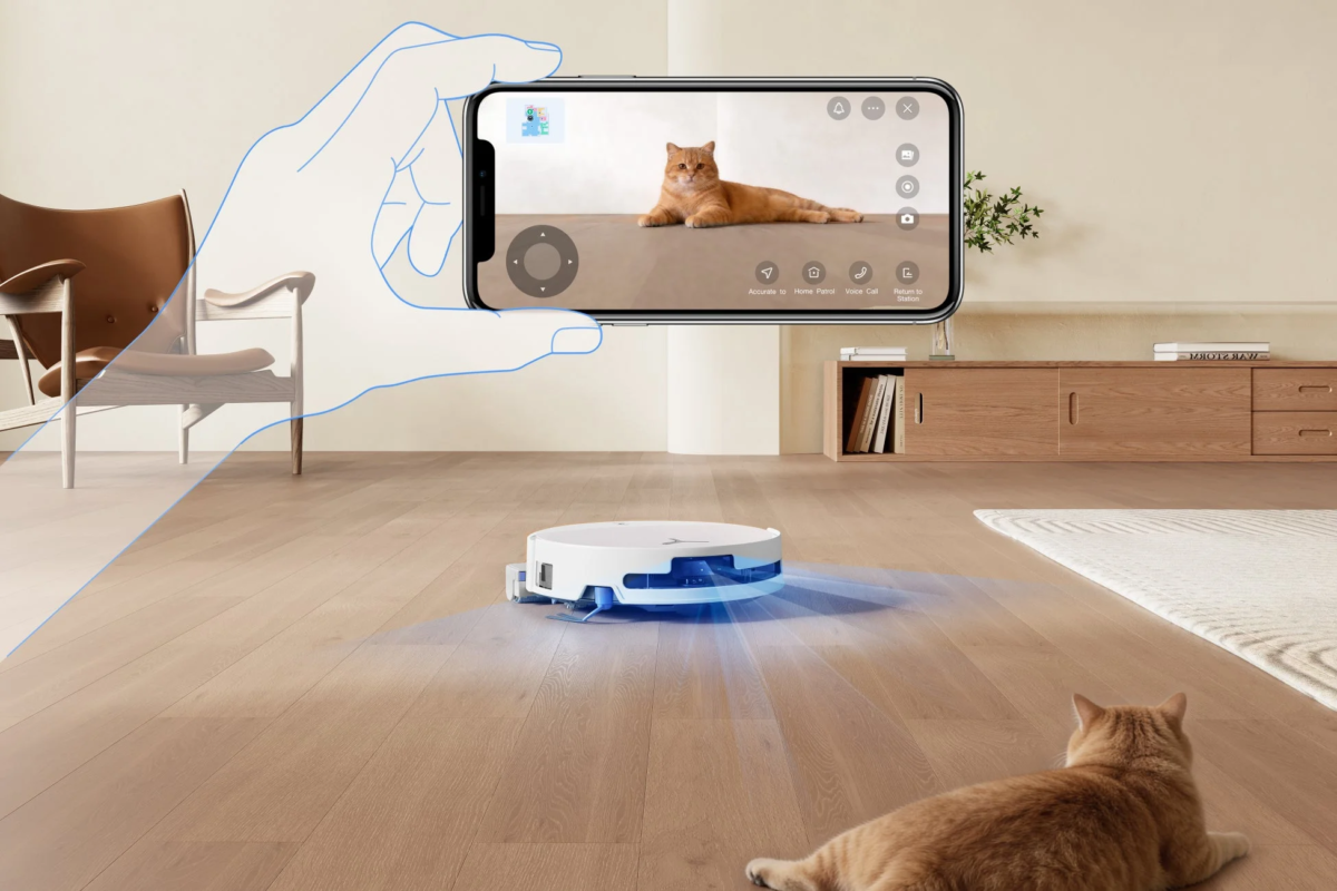 スマートフォンと猫、ロボット掃除機