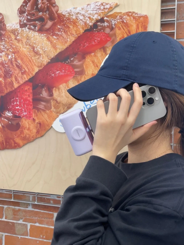 スマートフォンを充電する様子