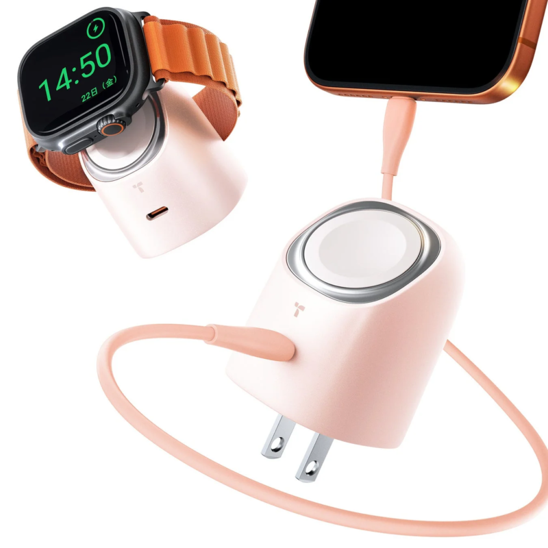 ピンク色のコンパクトな充電器が、Apple WatchとiPhoneを充電している様子です。Apple Watchはワイヤレス充電パッドに置かれ、iPhoneはケーブルで接続されています。携帯性に優れたデザインが特徴です。
