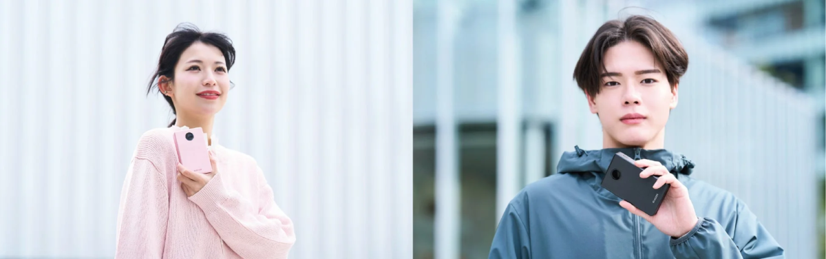 エレコムモバイルバッテリーを使用する人々