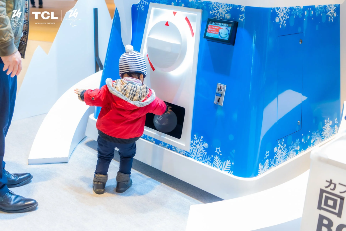 ガチャガチャを回す子供