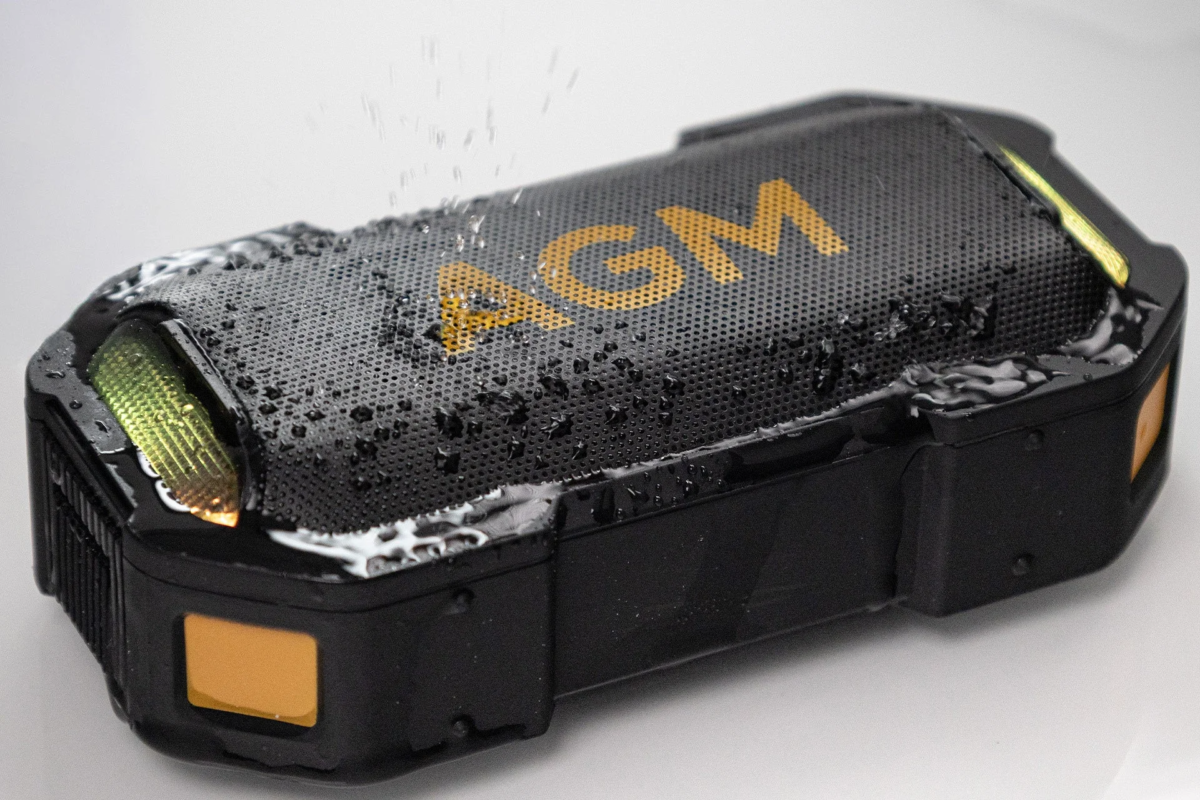 水しぶきがかかっている黒いポータブルスピーカー